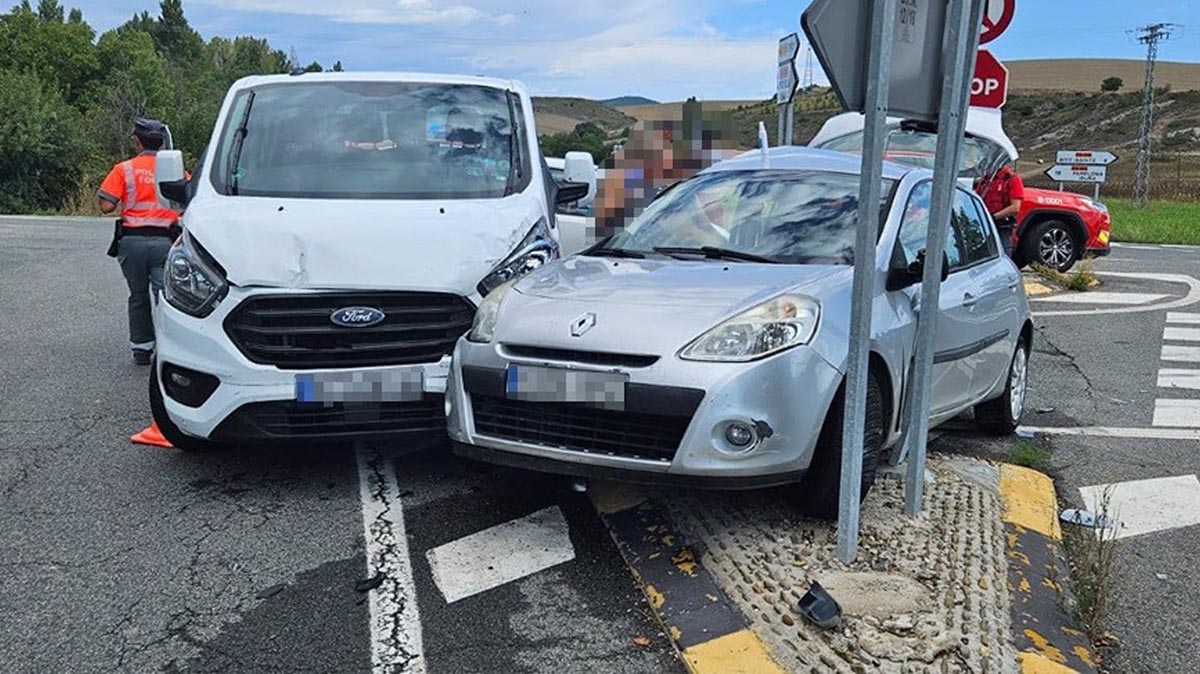 Trasladado al Hospital Universitario de Navarra al quedar atrapado tras una colisión