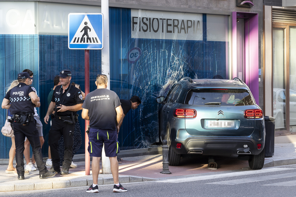 Un vehículo se empotra en el escaparate de una clínica