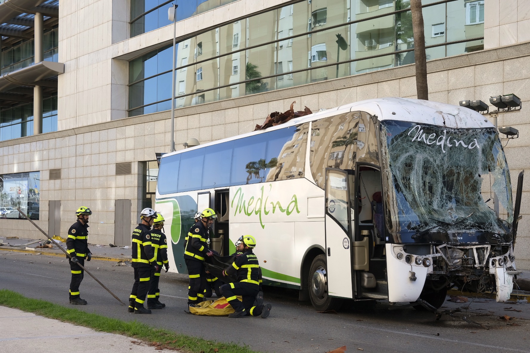 Un equipo de psicólogos atiende a los compañeros de los dos jóvenes fallecidos en el accidente del autobús