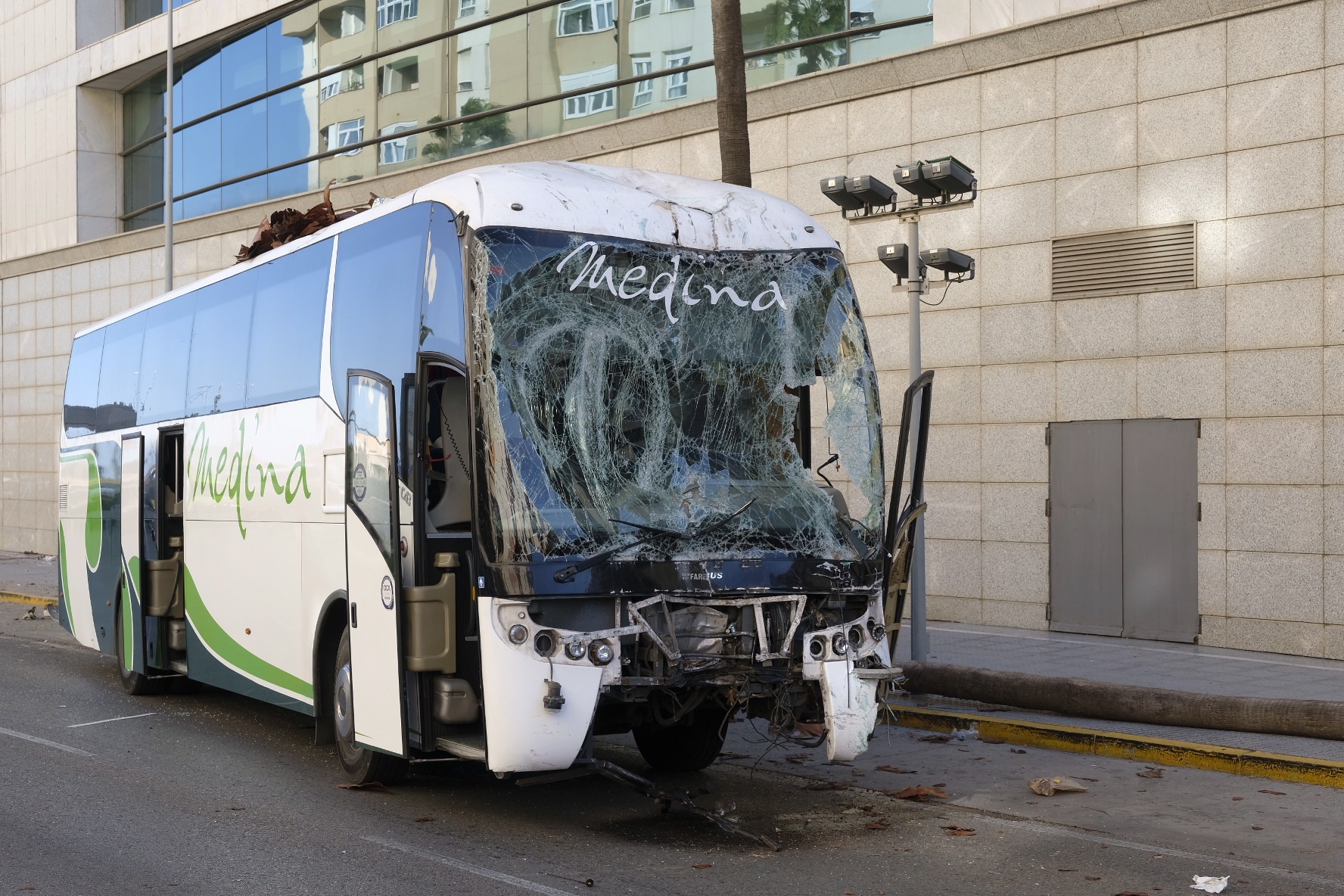 El herido ingresado tras el accidente del autobús permanece en la UCI estable dentro de la gravedad