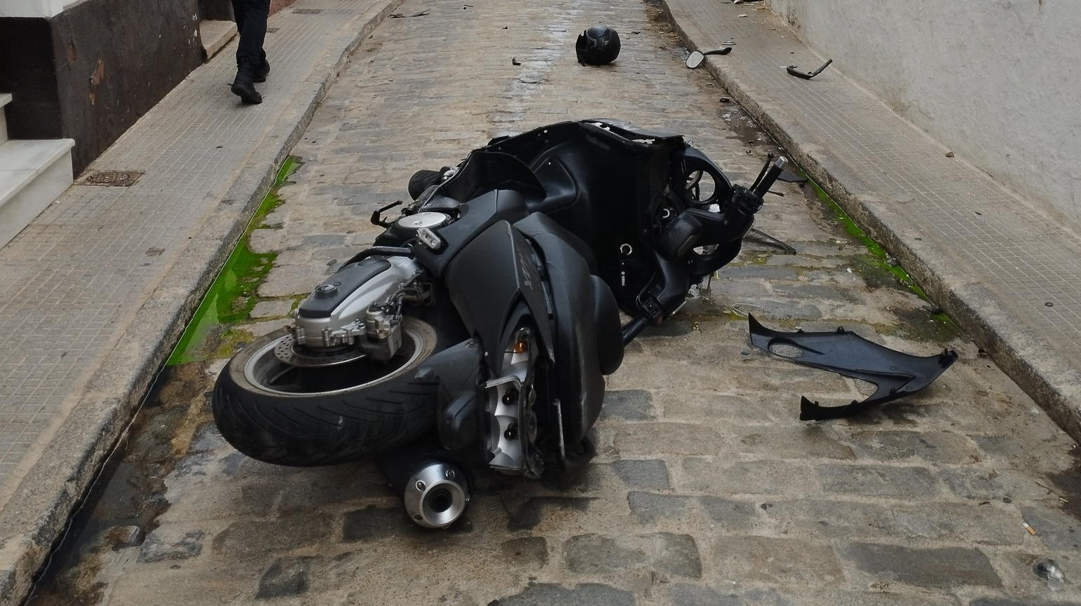 Ayamonte: un motorista tiene un grave y aparatoso accidente y se da a la fuga