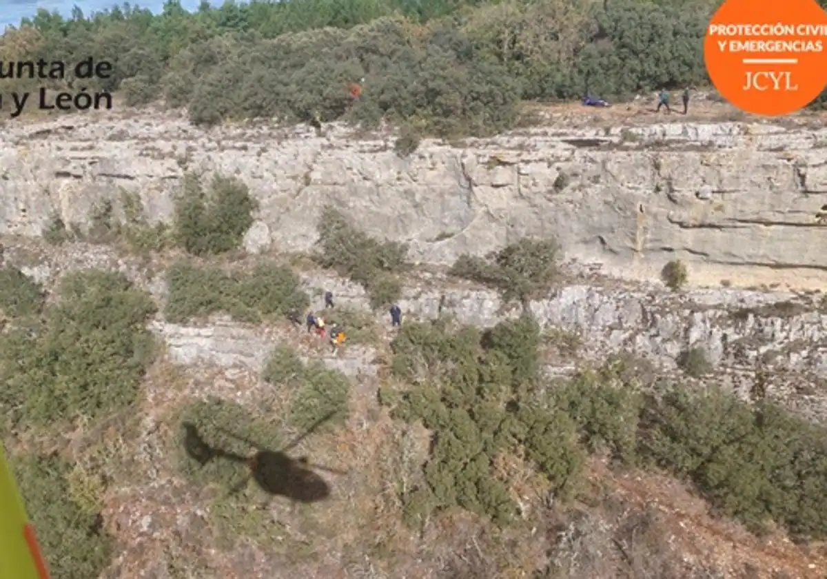 Sucesos en Burgos: Rescatado un motorista tras caer por un barranco de 12 metros en Valle de Sedano