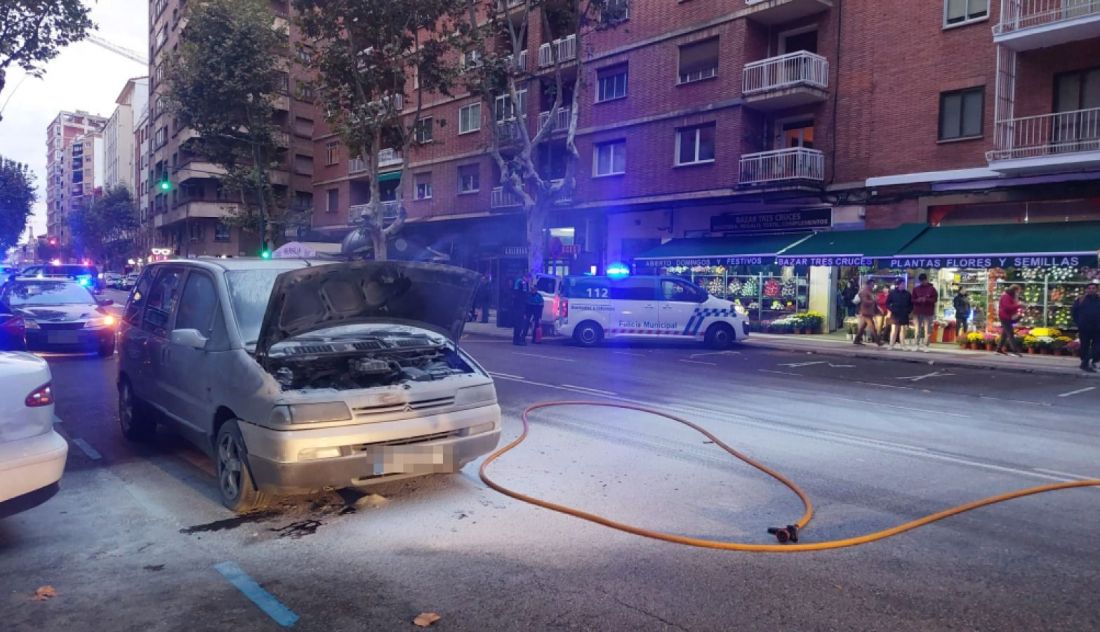 Un vehículo arde en pleno centro de Zamora, generando expectación y movilización de autoridades