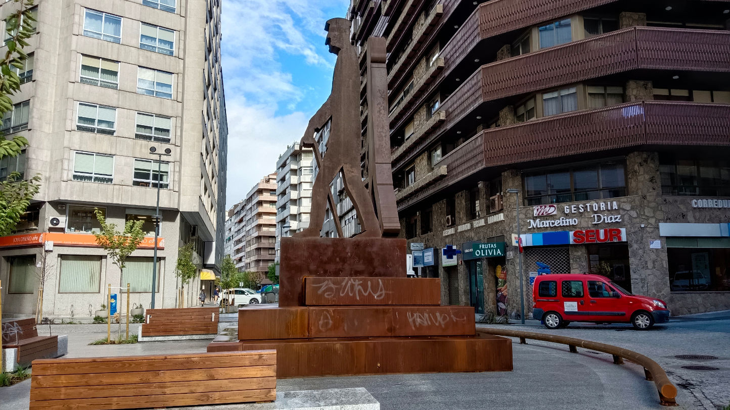 Los vándalos manchan con sus pintadas la estatua de Los Ramones