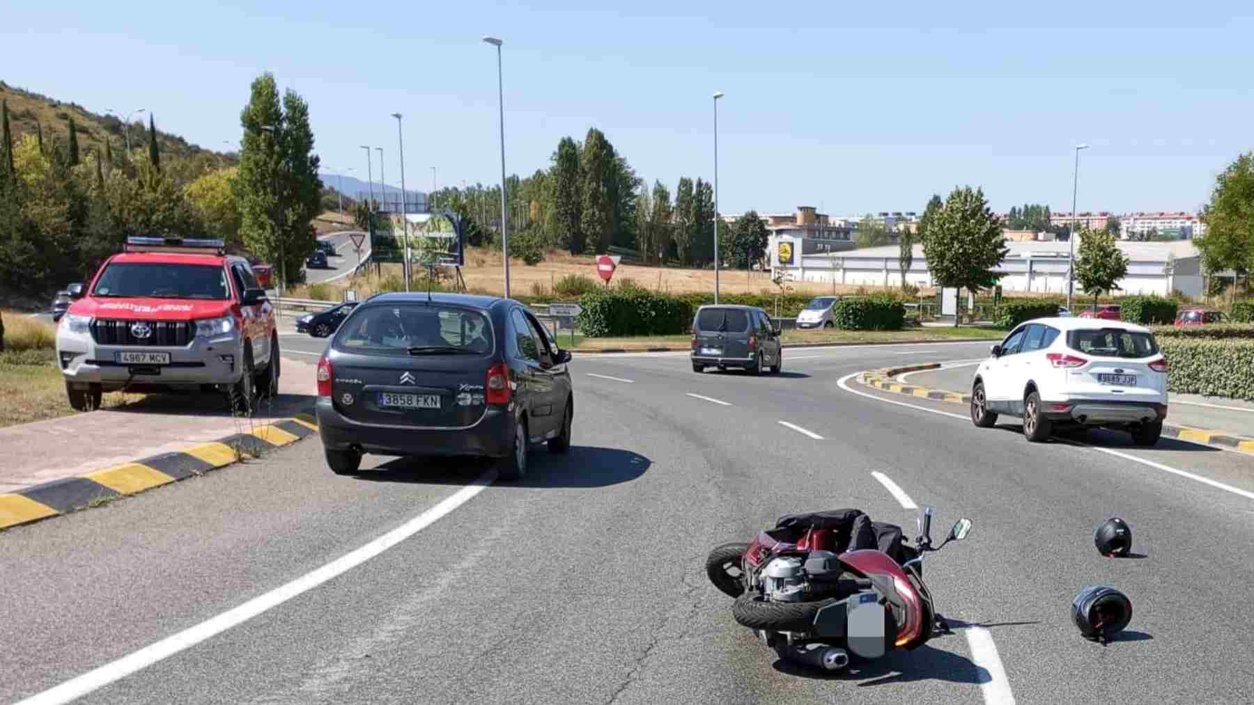 Padre e hija heridos en la Comarca de Pamplona tras chocar con su moto contra un coche