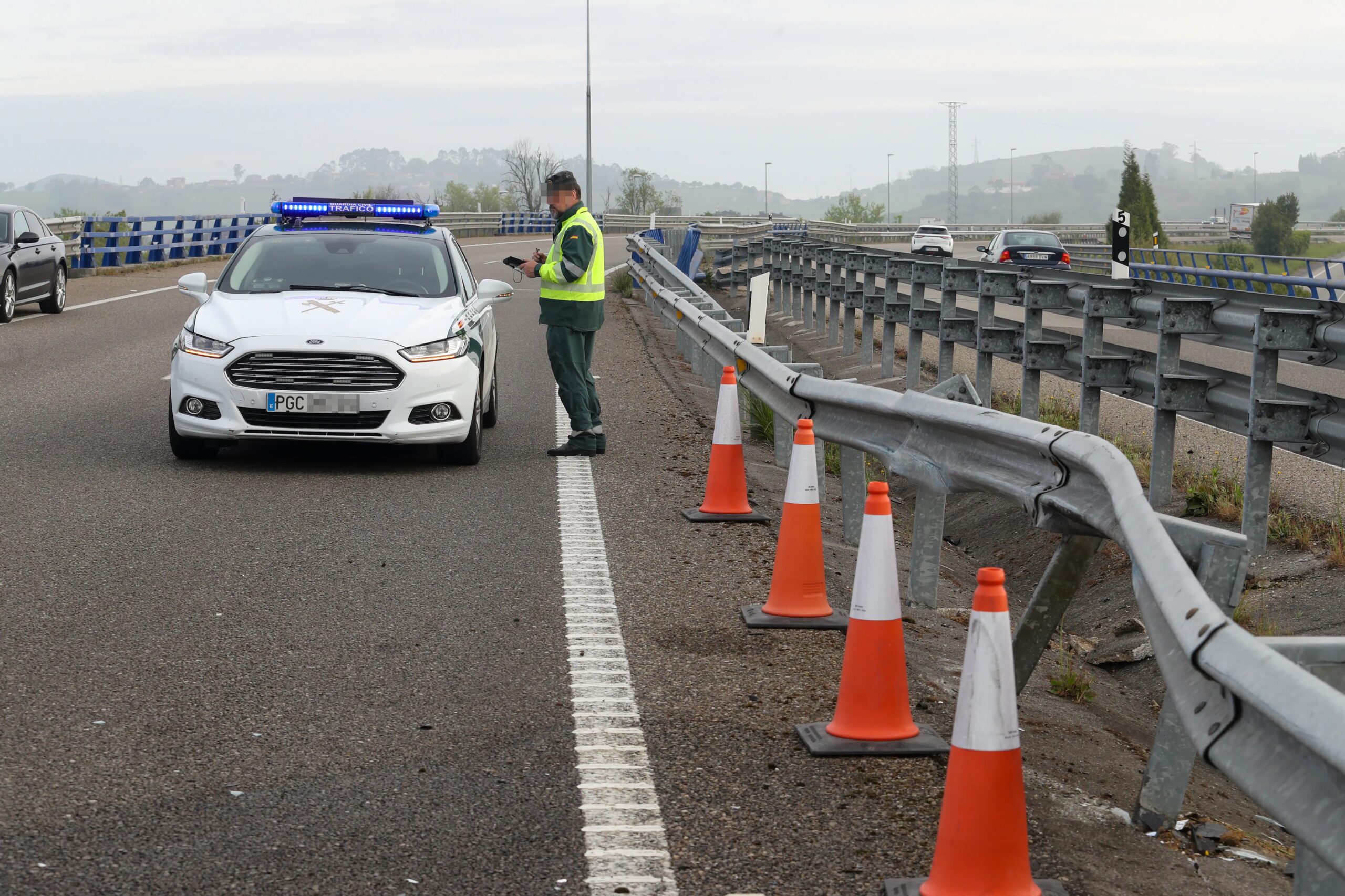 Conductor de camión grúa herido tras volcar en la autovía en Nava de Béjar