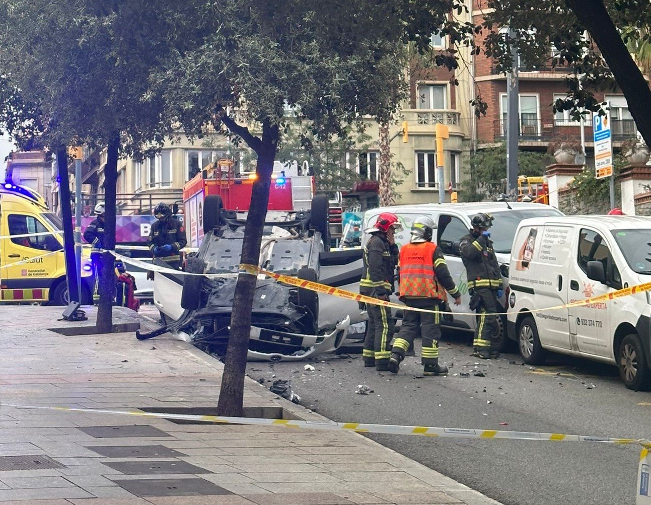 Accidente paraliza el barrio de Gracia en Barcelona al volcar un coche y chocar con una furgoneta
