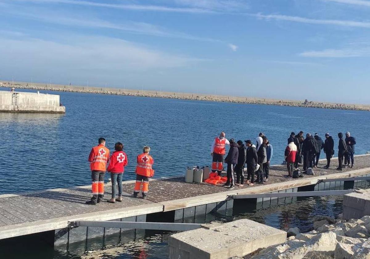 Oleada de pateras en Alicante, llegan cinco con 72 personas a bordo este viernes a la provincia