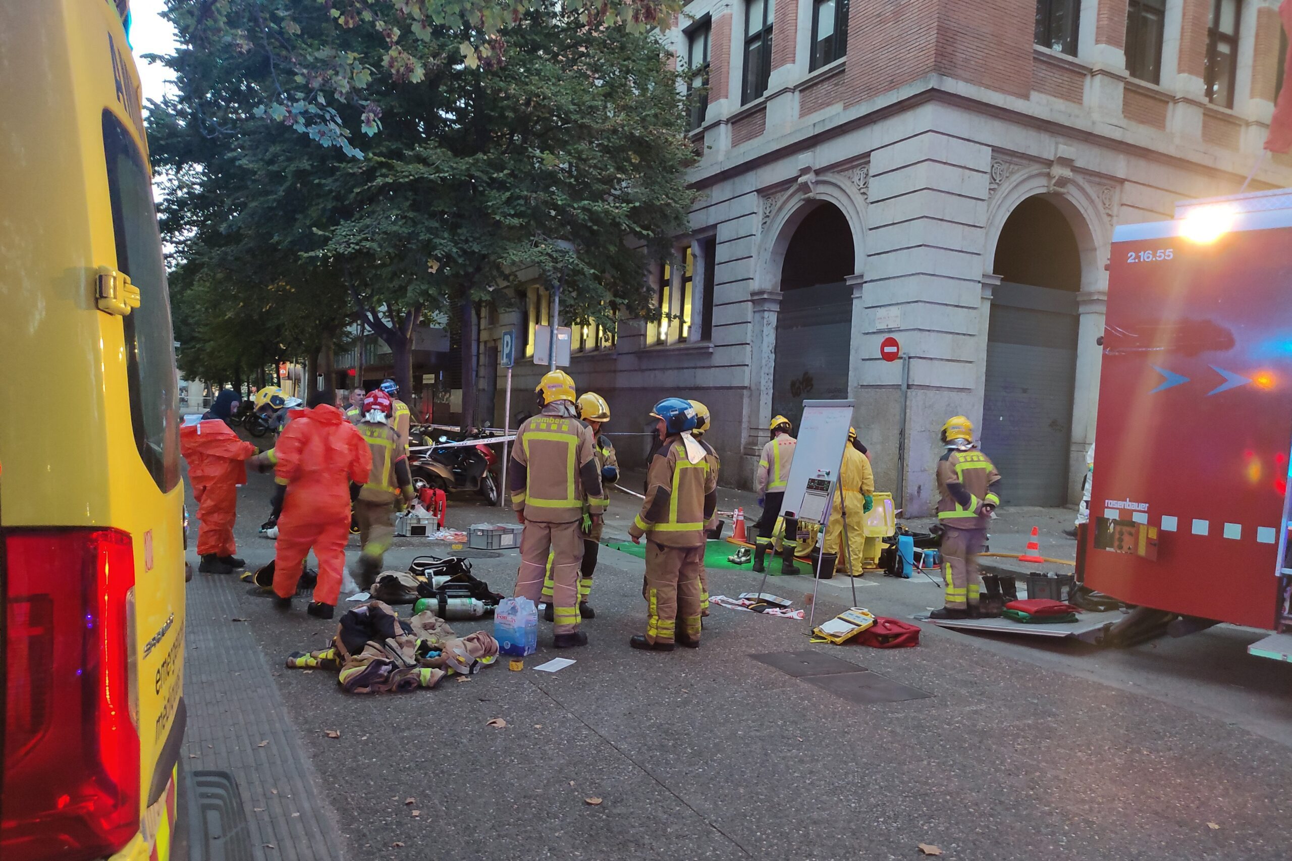 Efectivos de bomberos en la oficina de Correos en Girona / GERARD VilÀ -ACN