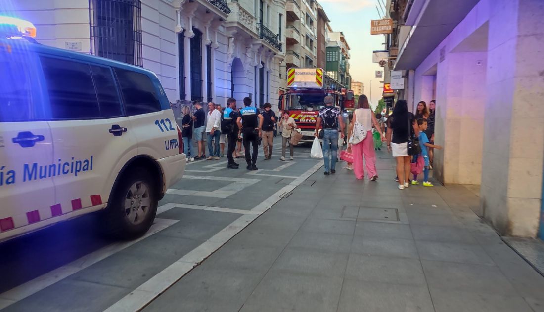 Amplio despliegue para rescatar a una mujer atrapada en un ascensor en Zamora capital