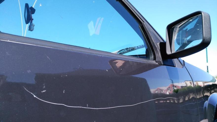 Aparecen más de 40 coches rayados en Ribeira