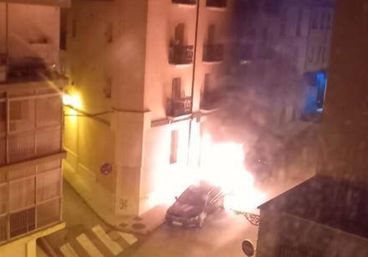 Arden otros dos vehículos aparcados en la calle Emperador