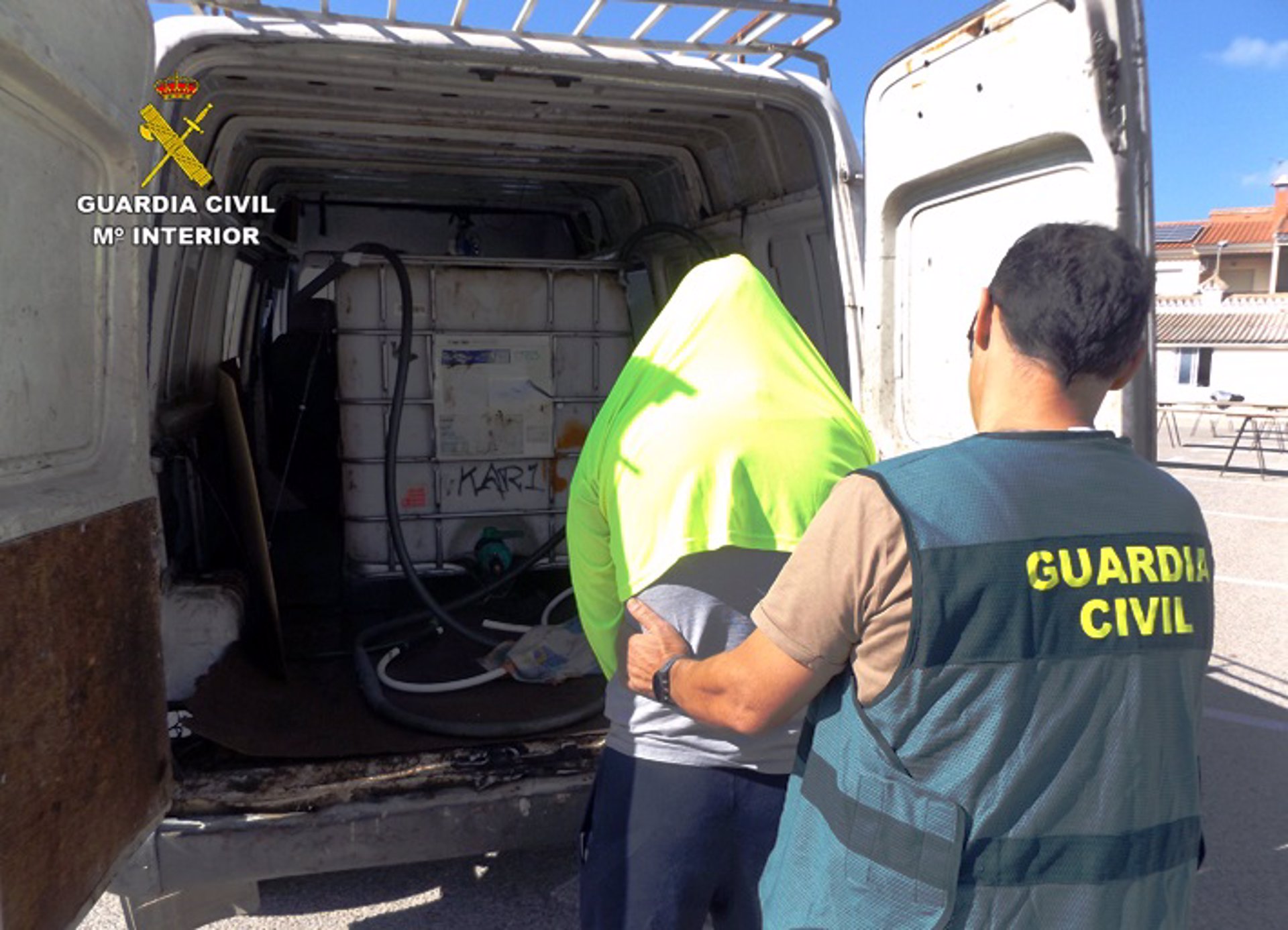 Detienen a 2 hombres por robar 4.000 litros de gasoil en Mula