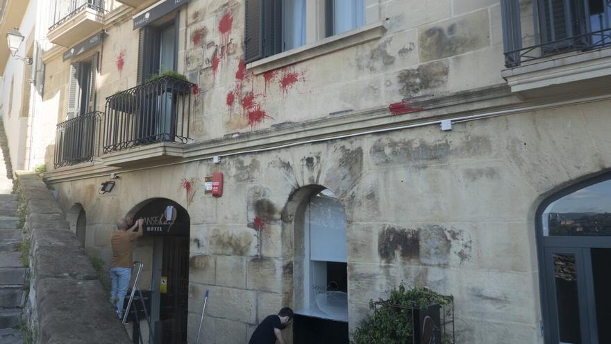 Donostia: atacan con pintura roja un hotel de la Parte Vieja