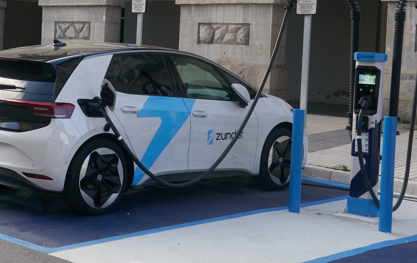 Ataques a cargadores eléctricos en Vitoria (fotos)