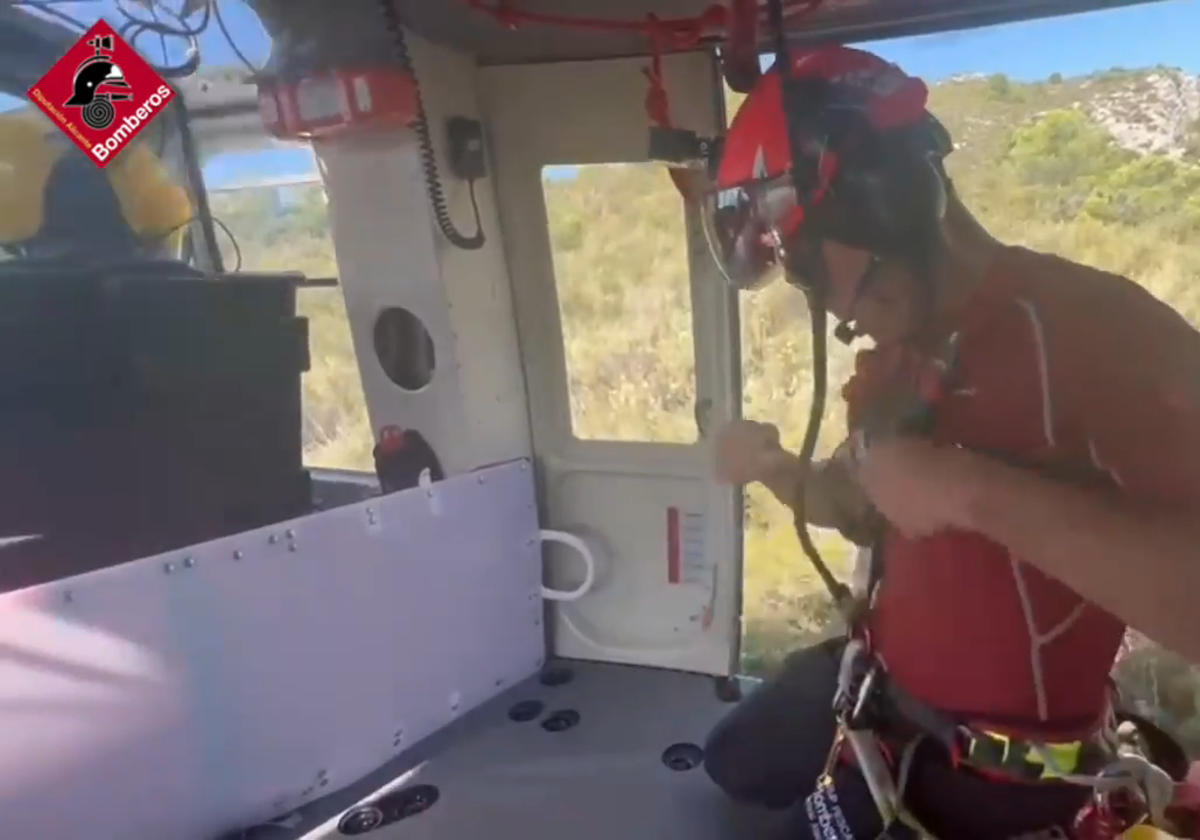 Rescatan en helicóptero a una mujer perdida en la Vall de la Gallinera