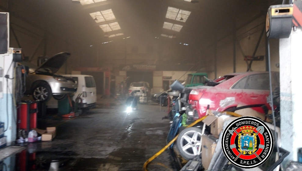 Los bomberos sofocan un incendio en un taller mecánico cerca de Gajano