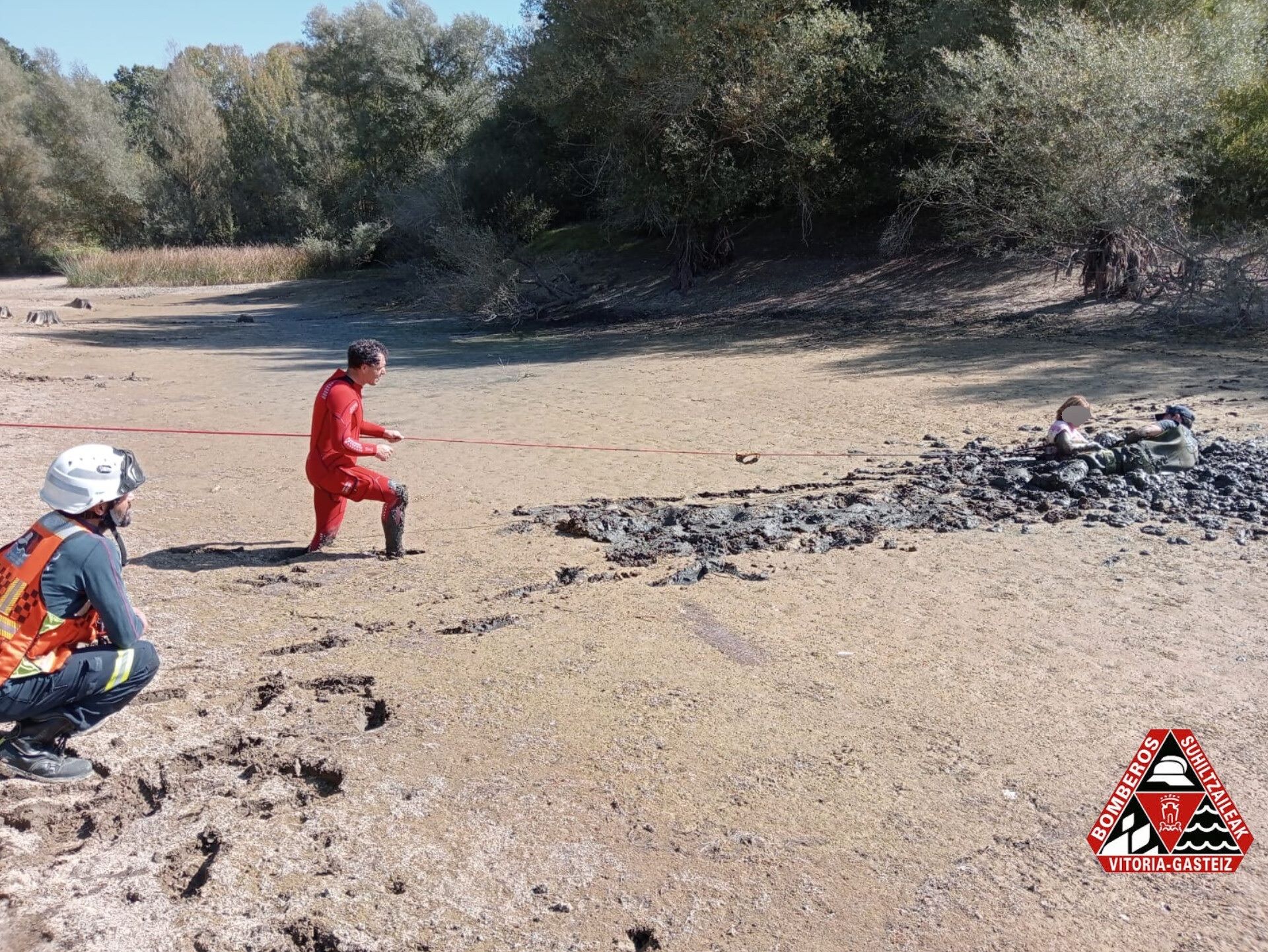 Rescate a una mujer hundida en lodo junto a Vitoria