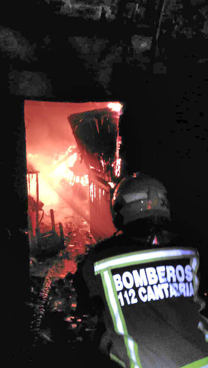 Bomberos extinguiendo el incendio en Campoo de Enmedio