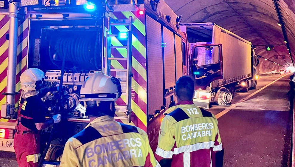 Bomberos sofocan un incendio de un camión en el Túnel de Pedredo de Arenas de Iguña