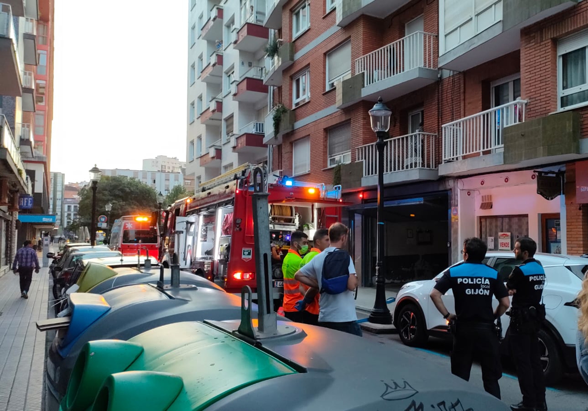 El humo inunda un garaje en la calle Canga Argüelles, en Gijón