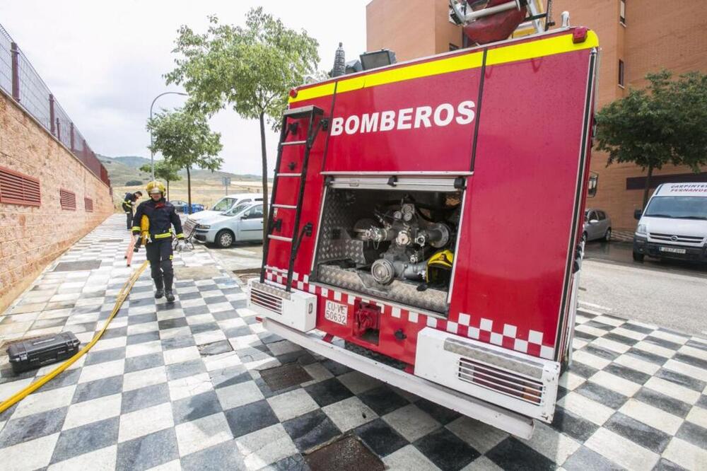 Los bomberos extinguen un incendio en Villa Luz