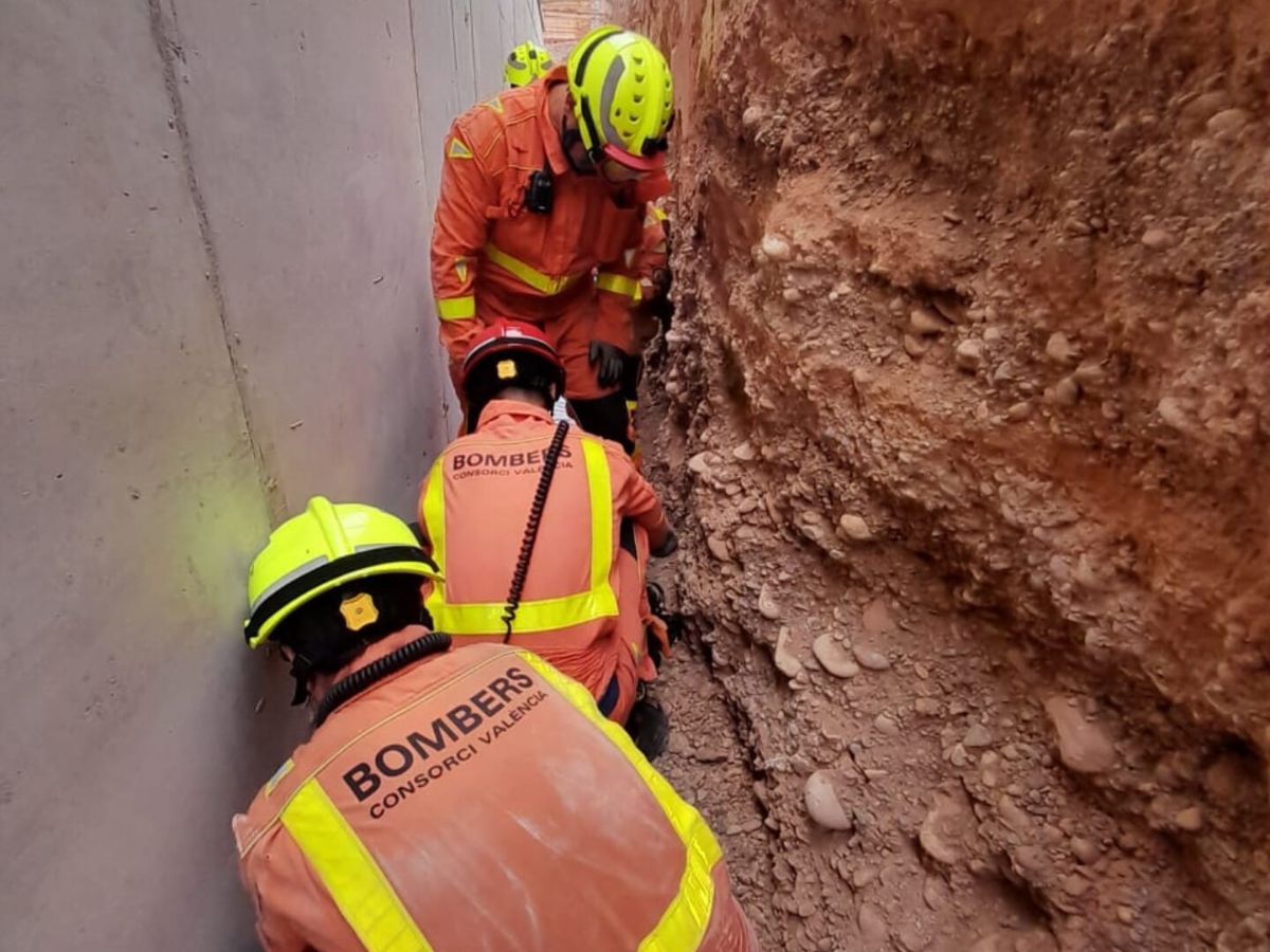 Bomberos rescatan a trabajador atrapado tras caer desde 4 metros en Sagunt