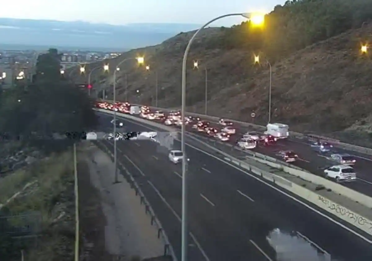 La caída de un baño portátil en la carretera provoca retenciones en la MA-20