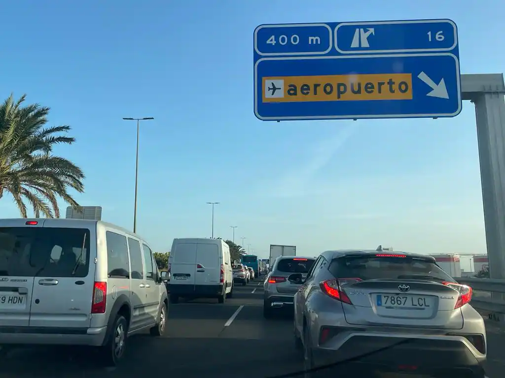 Caos vehicular: El tráfico se paraliza en las inmediaciones del aeropuerto, causando retrasos masivos