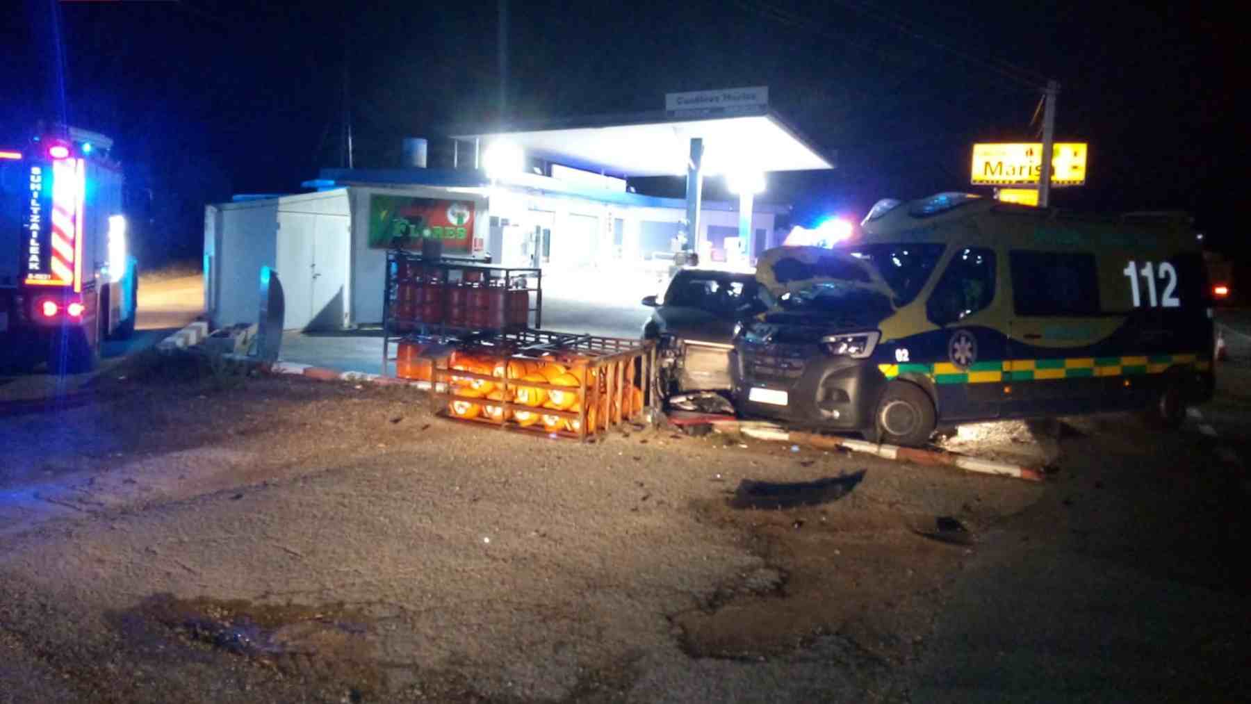 Al borde de la tragedia en Navarra tras chocar un coche y una ambulancia en una gasolinera