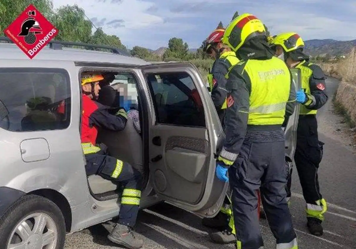 Choque entre dos vehículos en Petrer deja una mujer herida, bomberos realizan extracción segura