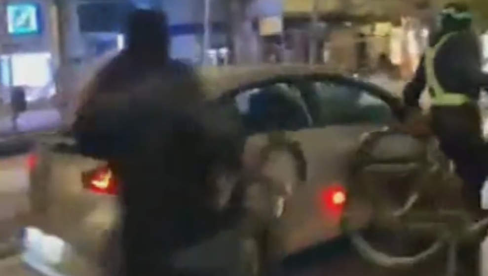 Un coche arrolla a un grupo de ciclistas en mitad de una marcha en bicicleta a favor de Palestina