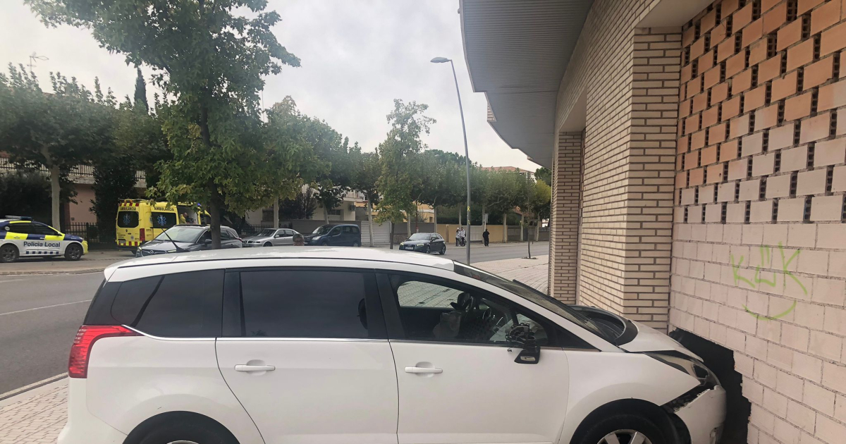 Un coche choca en Tàrrega contra los bajos de un bloque