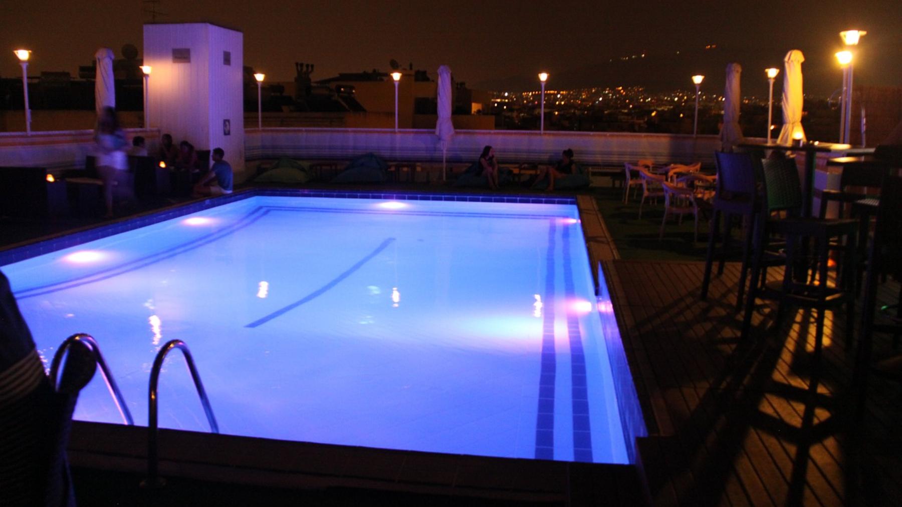 Un concejal socialista de Navarra se cuela en una piscina y se baña con menores de madrugada