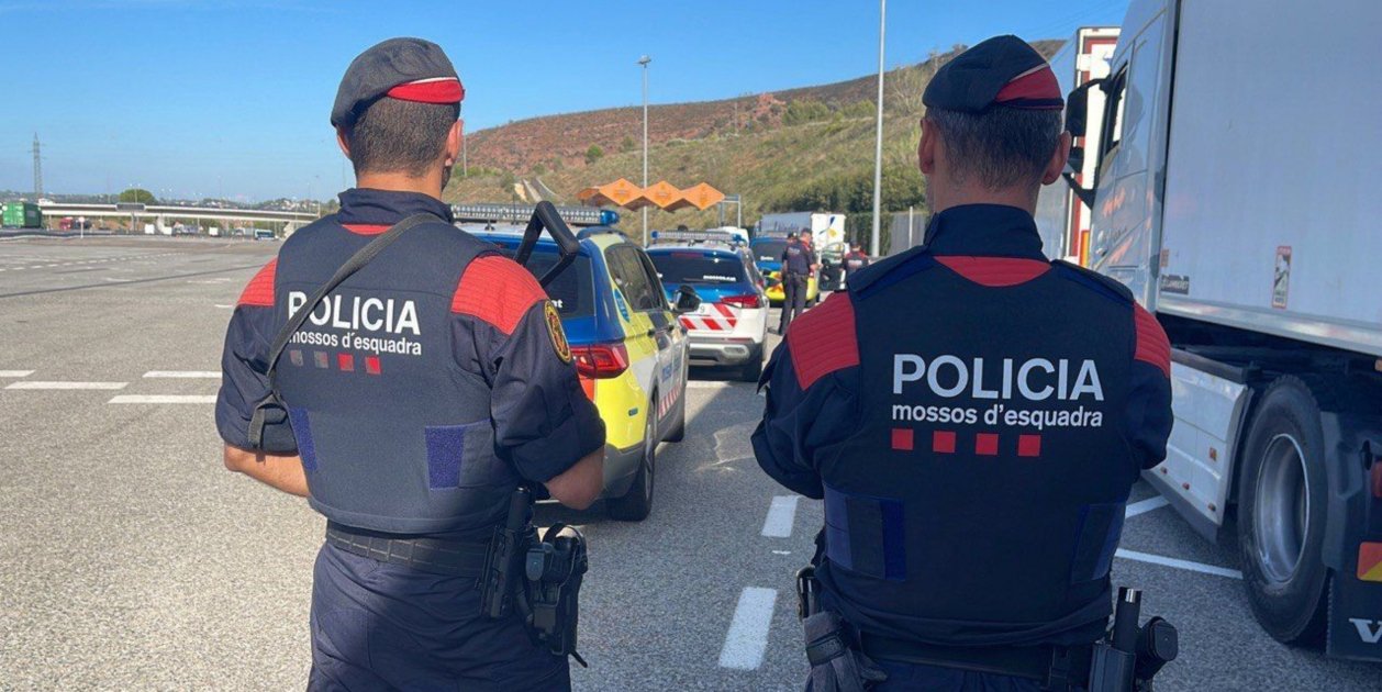 Un joven conduce a 180 km/h con un bebé por la AP-7 y se cambia el asiento con su mujer para no ser detenido