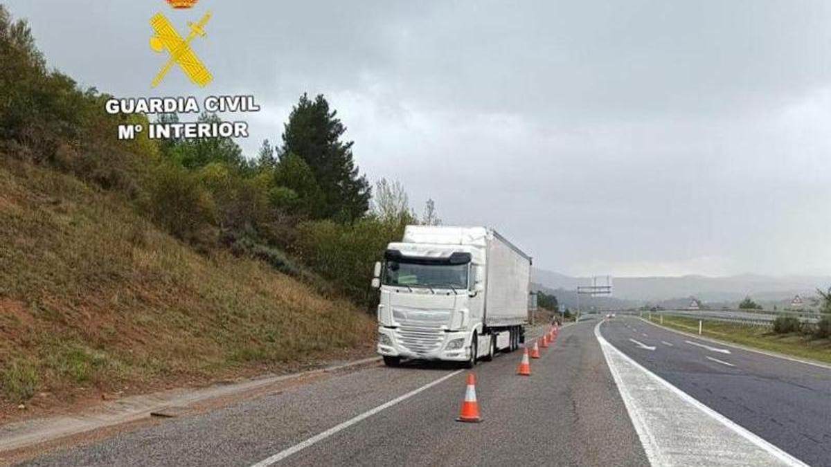 Camión que conducía erráticamente en la autovía A-6 por la comarca del Bierzo el conductor interceptado.
