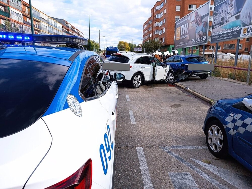 Conduce bebido, choca con un poste y causa daños en 4 coches