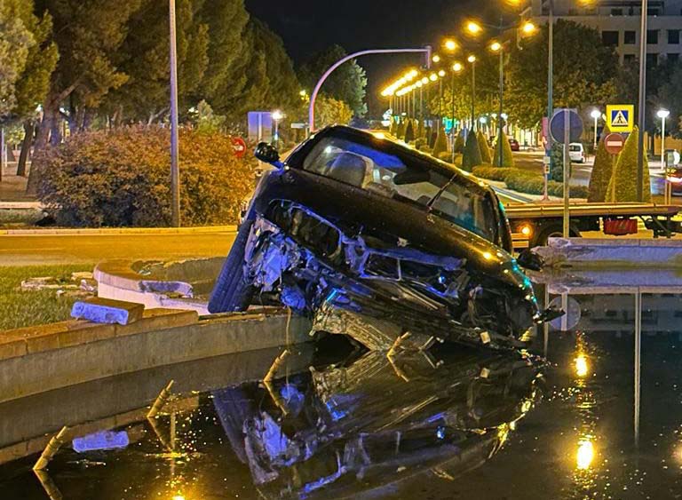 Conductor ebrio invade fuente ornamental en la Avenida Reyes Católicos y será enjuiciado por delito contra la seguridad vial