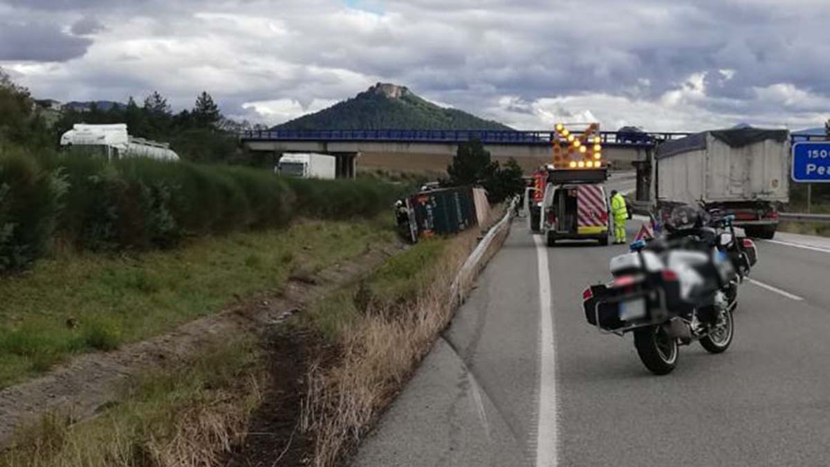 Peligroso siniestro en Navarra: vuelca en la autopista un camión con chapas de aluminio