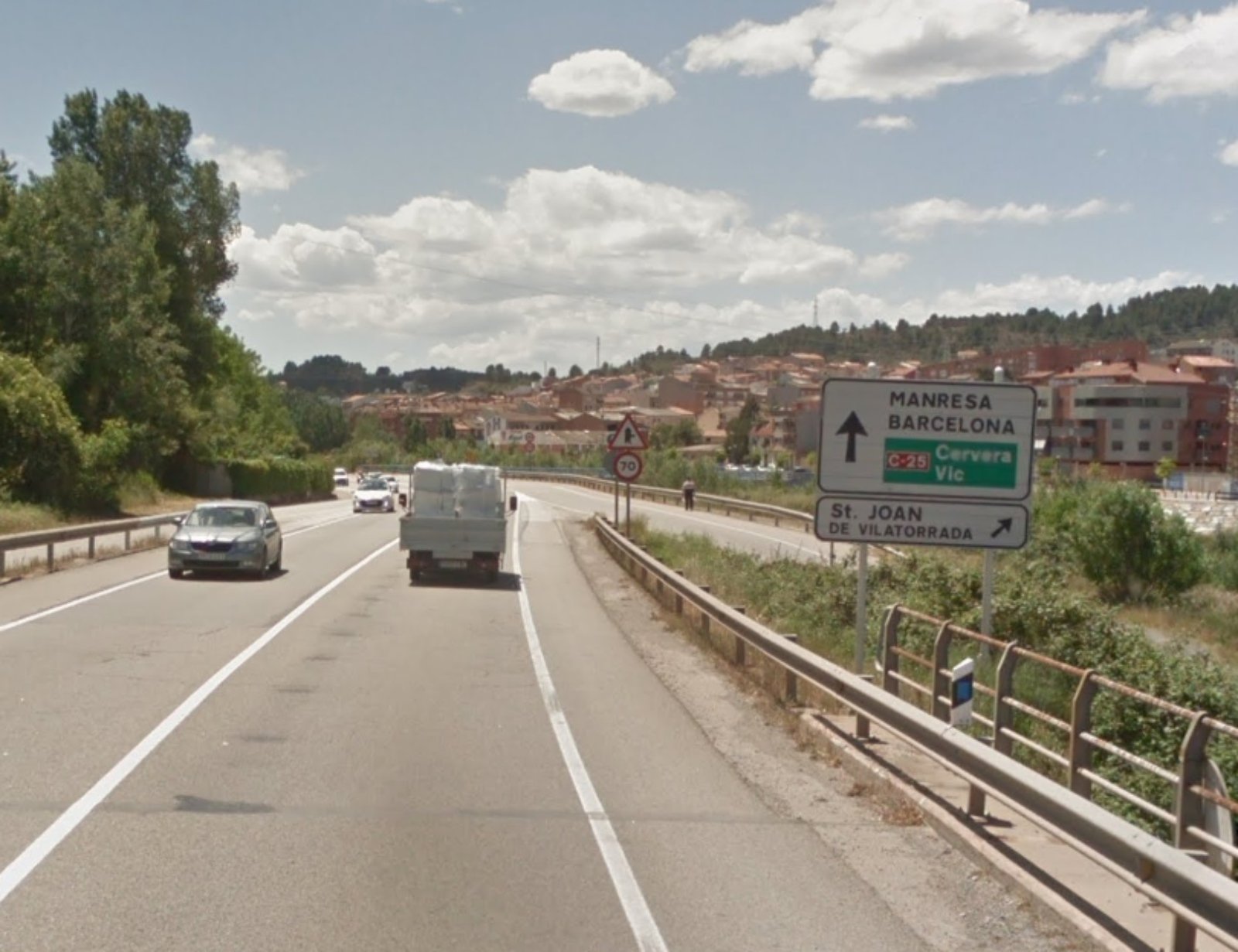 Un herido crítico y tres graves al volcar un coche en la C-55, en Manresa