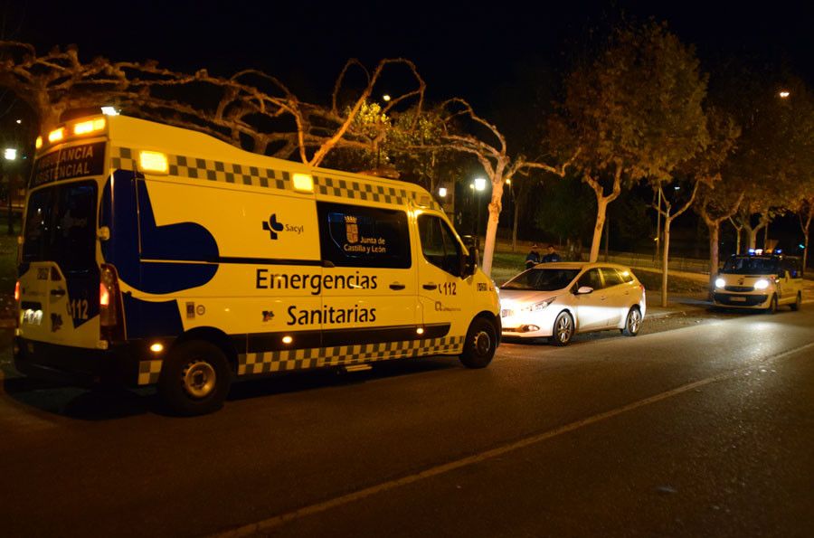Imagen de archivo de una ambulancia en el cruce del parque León Felipe con la avenida Cardenal Cisneros