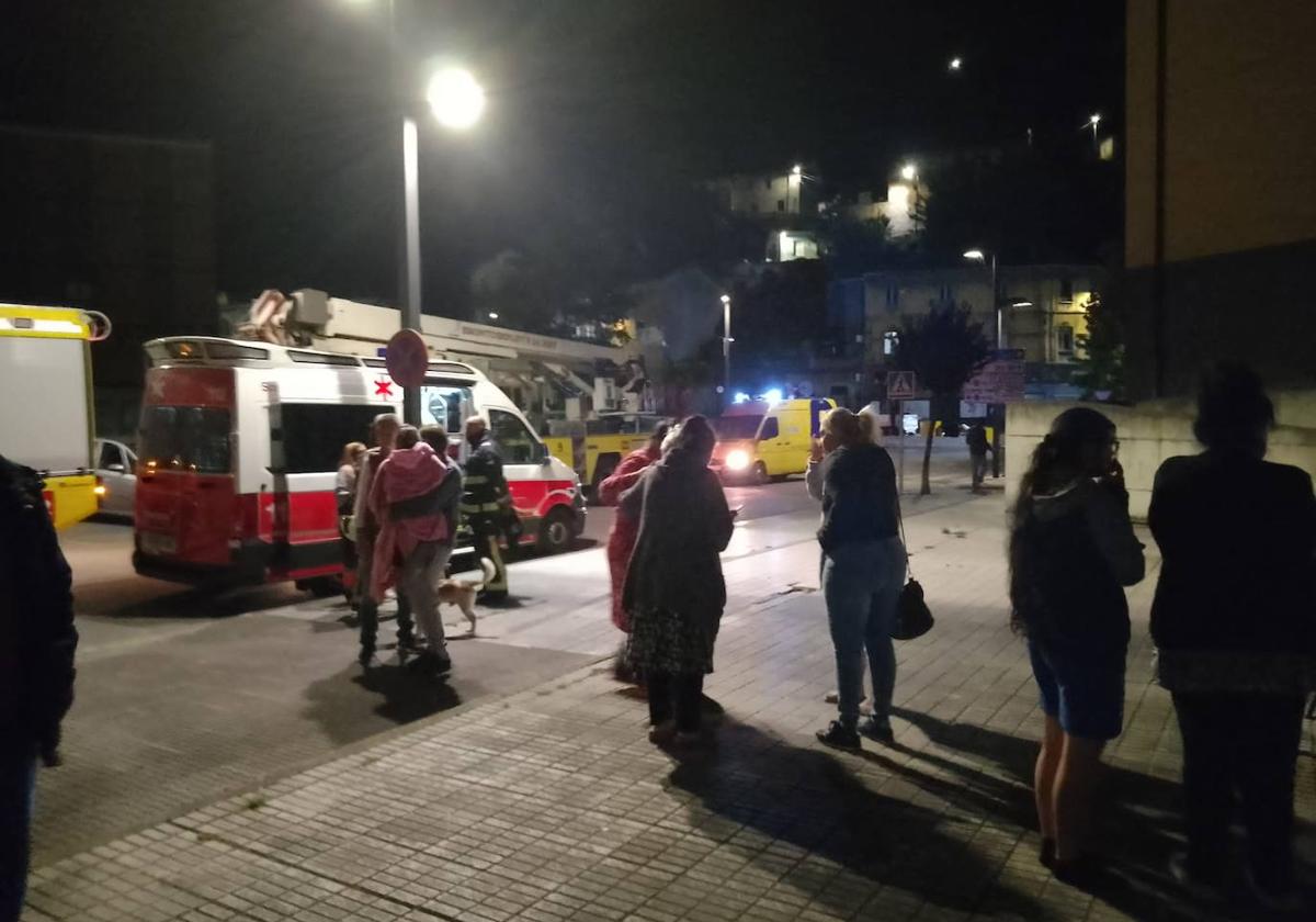 Desalojan a 84 vecinos de un bloque en El Entrego por escape de gas