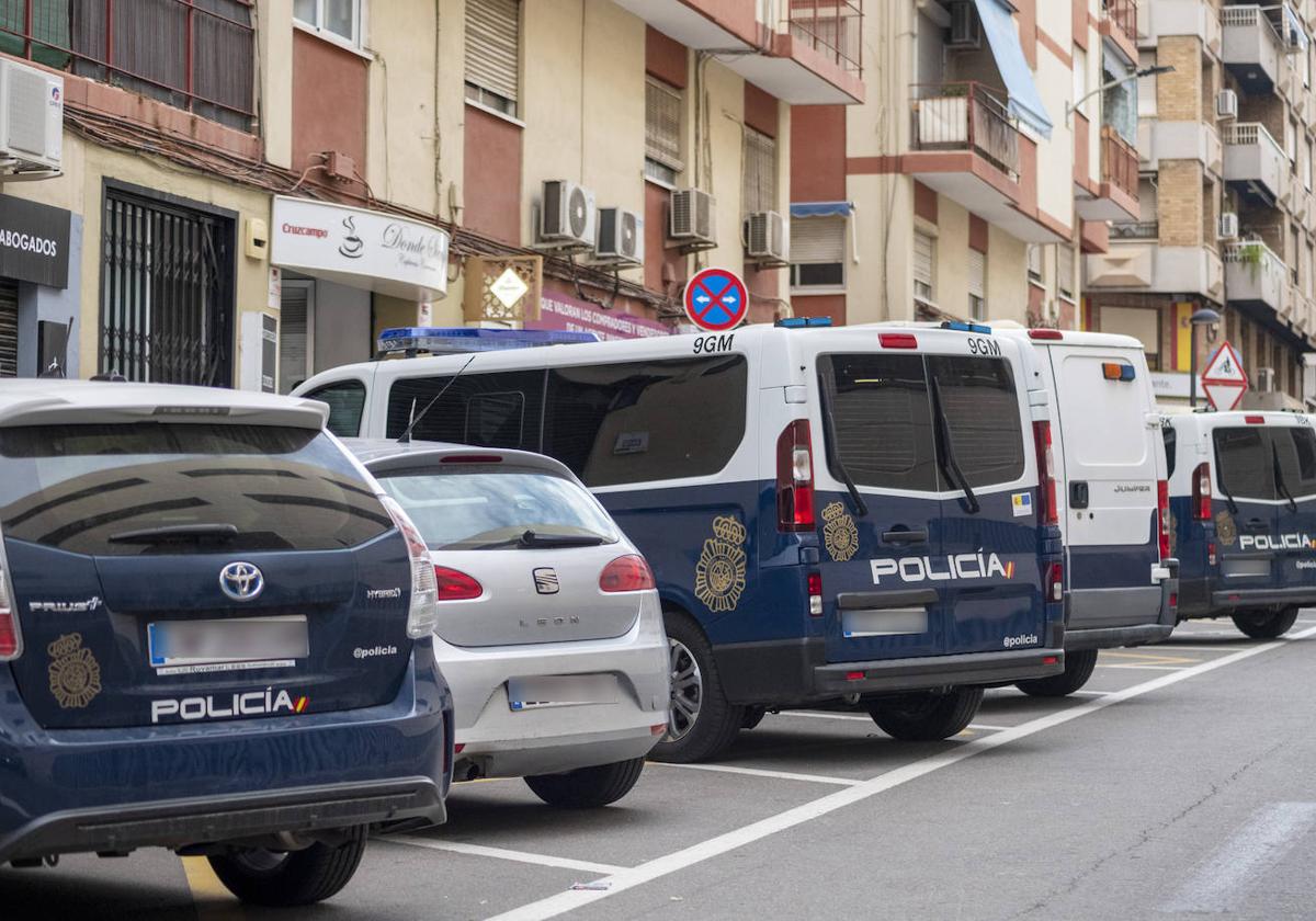 Pillan a cinco jóvenes mientras intentaban robar en dos viviendas de Alicante