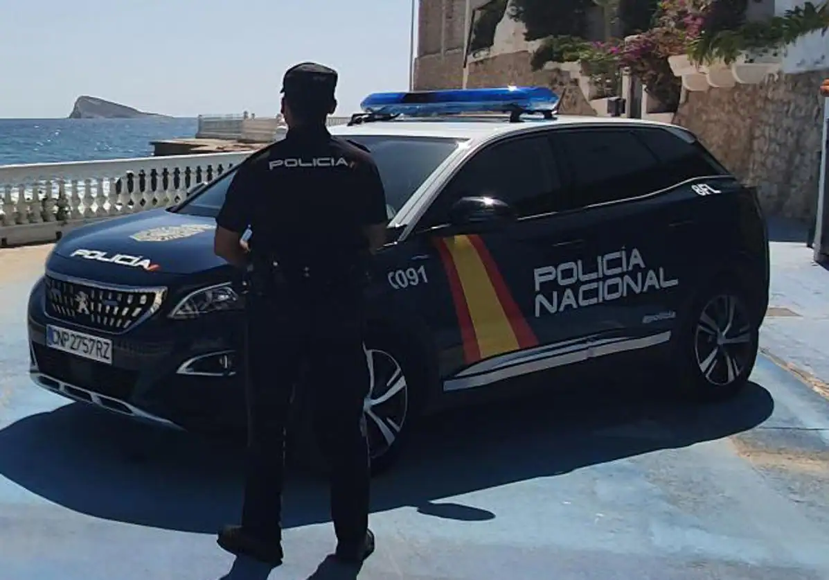 La Policía busca a un hombre por cometer dos atracos a punta de pistola en Benidorm y la Nucía