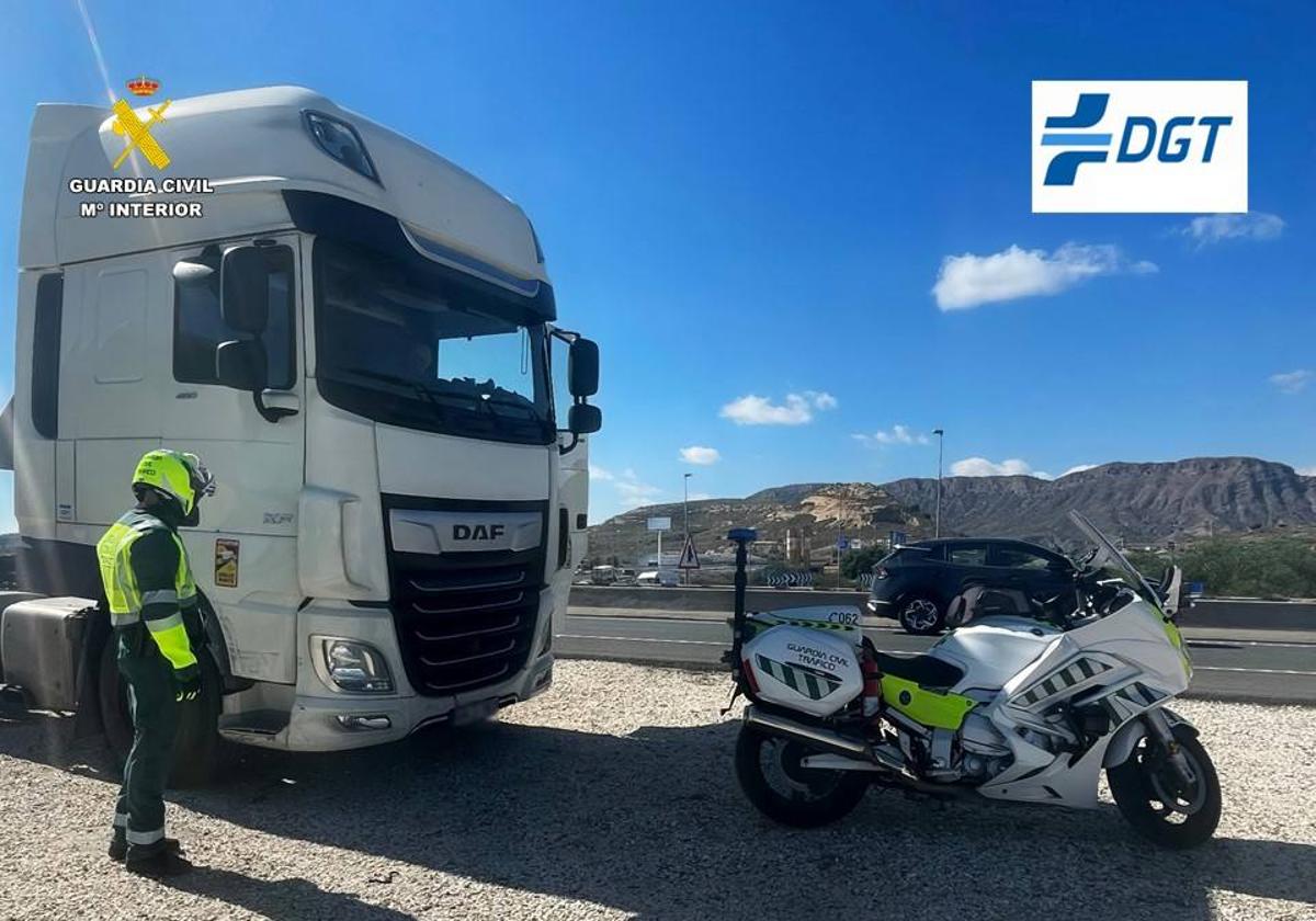 Detenido un camionero por conducir borracho mientras hacía zigzag en la A-70 de Alicante