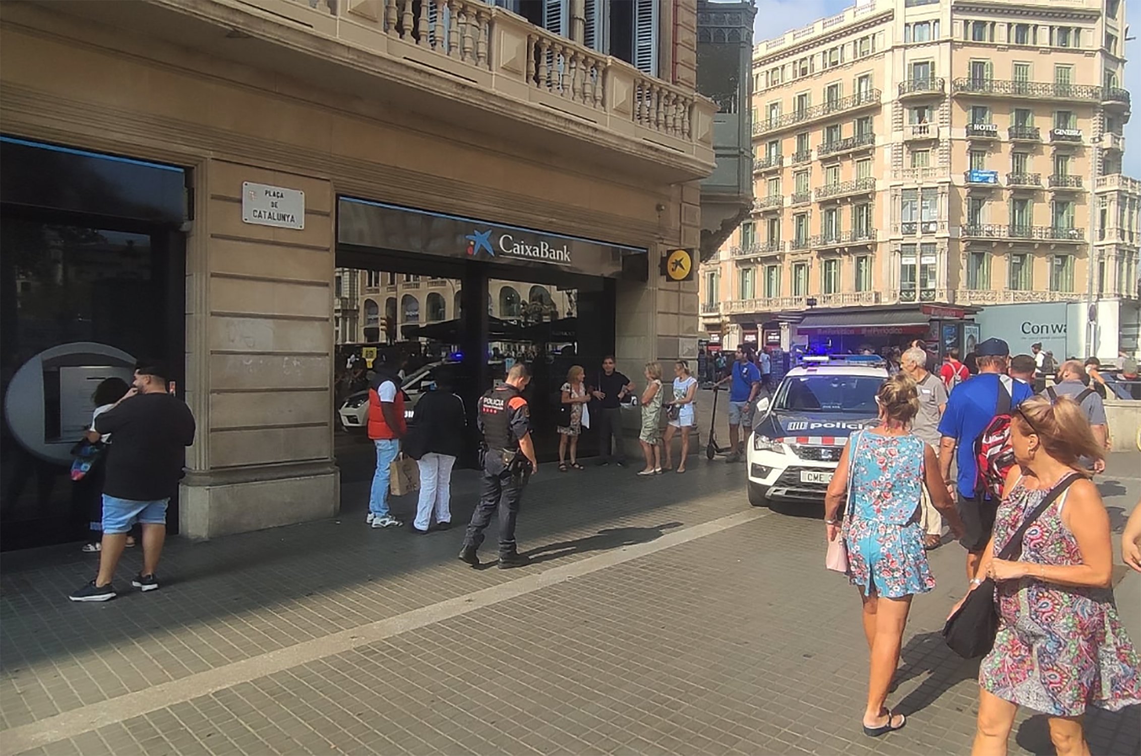 Se cuela en un despacho de un banco de Barcelona y ataca a un trabajador para escapar con el dinero