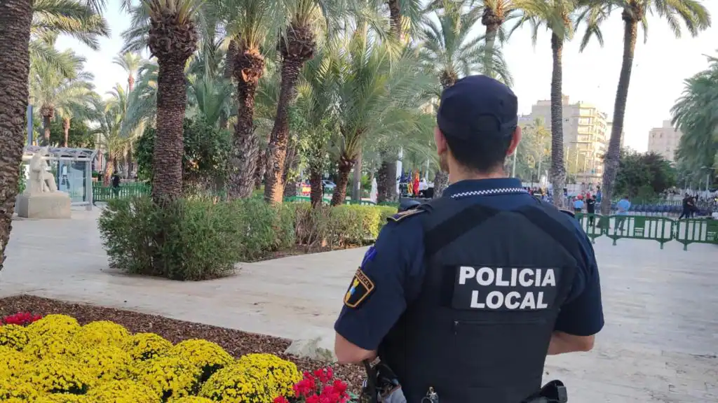 Agrede y tira del pelo a su novia por celos en plena vía pública de Elche