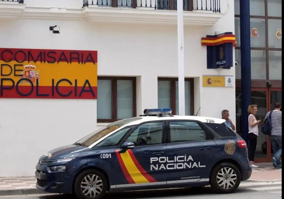 Detenido en Estepona un hombre por rociar con gasolina a su pareja y prender fuego a la vivienda con ella dentro