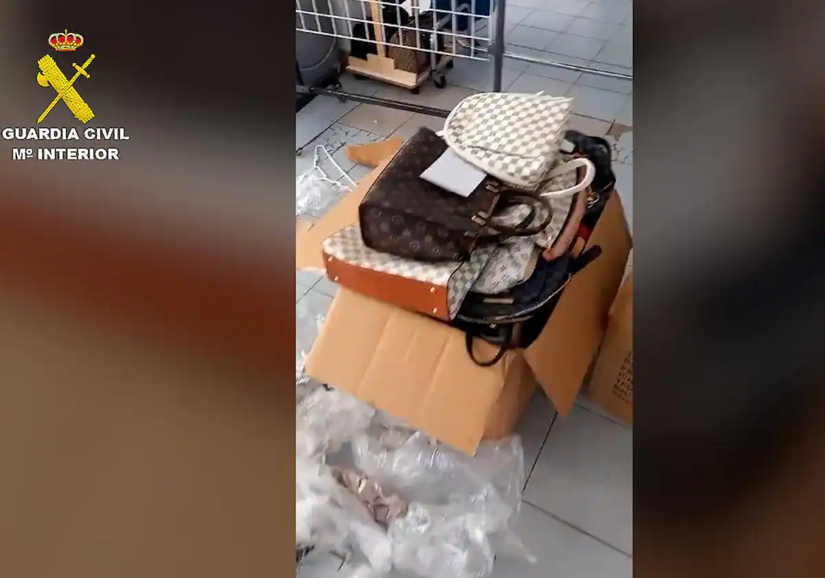 Detenido el dueño de dos comercios en Fuerteventura al intervenirle 974 prendas falsas