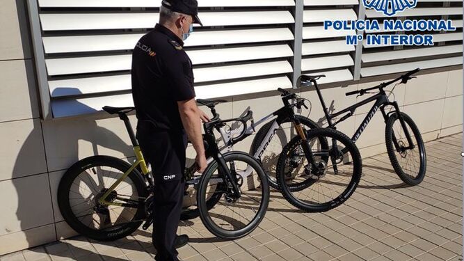 Un policía custodia unas bicicletas